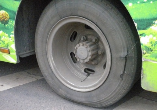 一輛公車一年換10條輪胎，巡察組追查背后貓膩
