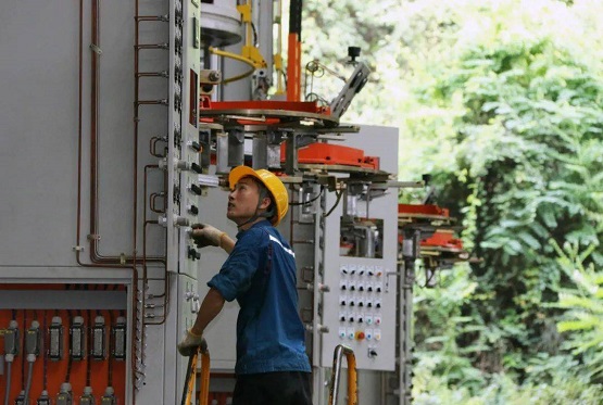 桂林橡機(jī)導(dǎo)柱式硫化機(jī)成市場(chǎng)“新寵” 桂林橡機(jī)導(dǎo)柱式硫化機(jī)成市場(chǎng)“新寵”