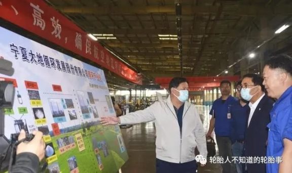 董事長魏彥輝向中科院院士介紹寧夏大地綠色發(fā)展的循環(huán)模式 董事長魏彥輝向中科院院士介紹寧夏大地綠色發(fā)展的循環(huán)模式