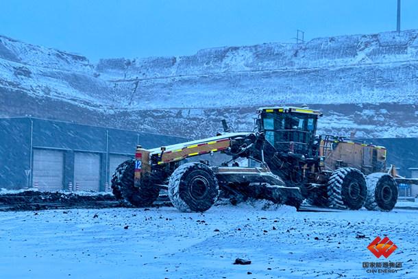 圖為平地機(jī)清理上煤生產(chǎn)道路積雪。