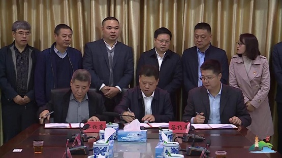 李群彪代表臨川區(qū)人民政府與撫州克林泰爾環(huán)?？萍加邢薰敬砗炇鹆送顿Y合作協(xié)議