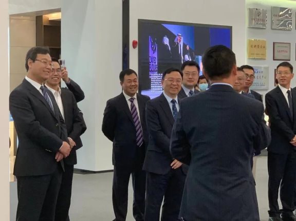 比亞迪董事長兼總裁王傳福攜玲瓏輪胎董事長、總裁王鋒等人參觀交流