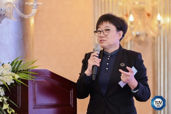 中橡協(xié)副秘書長、技術(shù)經(jīng)濟委員會主任朱紅現(xiàn)場做主題分享