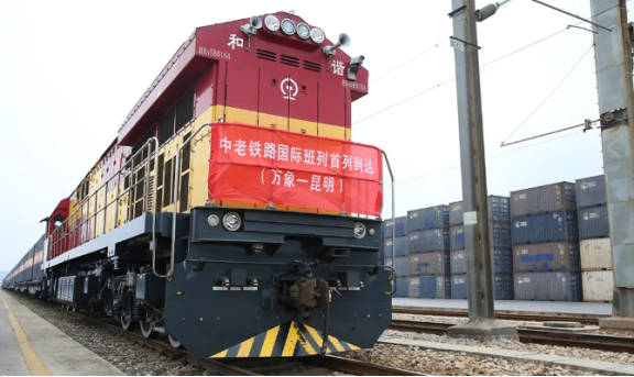 中老鐵路首運(yùn)專列抵昆，首票天然橡膠物資交接！