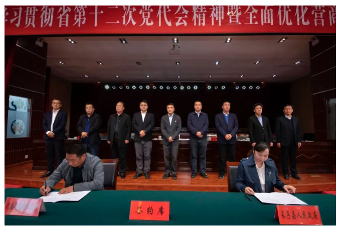長子縣與各投資方現(xiàn)場集中簽約10個項目，其中包括年產120萬套全鋼卡車、1200萬套半鋼轎車子午線輪胎項目。