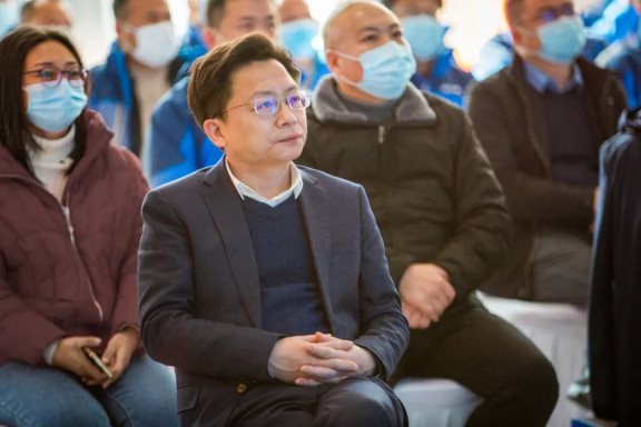 荊門高新區(qū)黨工委副書記、管委會(huì)常務(wù)副主任、掇刀區(qū)委副書記、區(qū)長(zhǎng)王瑋