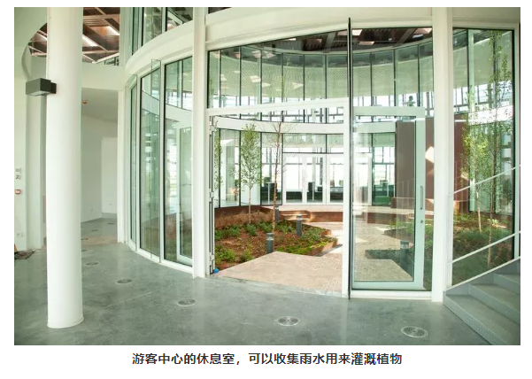 　游客中心的休息室，可以收集雨水用來(lái)灌溉植物