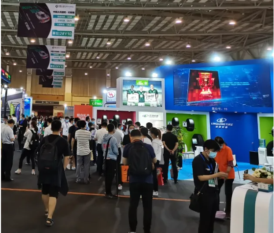 調(diào)研中專家組成員與企業(yè)有關(guān)人員開(kāi)展座談
