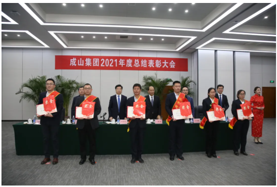 會議還對先進集體、個人，以及優(yōu)秀黨務工作者、優(yōu)秀黨員，進行了表彰。