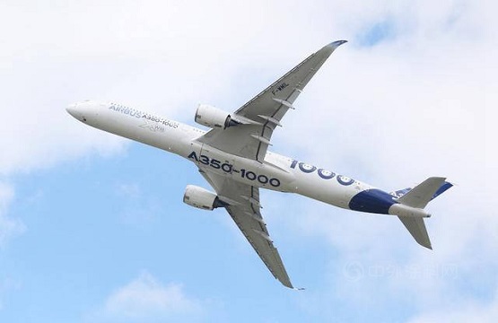 一架空客A350-1000飛機在進行飛行表演