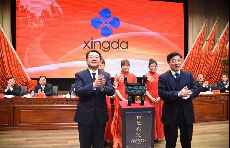 方捷和劉錦蘭兩人，共同為這尊有紀念意義的寶鼎揭牌