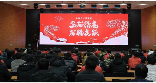 葛國榮為年度優(yōu)秀員工頒獎，勉勵中策全體員工同心聚力、砥礪奮進，在新的一程創(chuàng)造更優(yōu)異的成績。