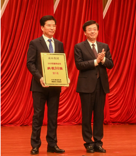 　集團董事長車宏志代表企業(yè)上臺領(lǐng)獎，并作為重點企業(yè)代表發(fā)言。