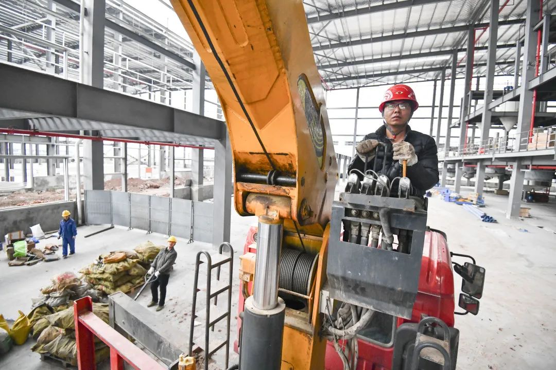 基地項(xiàng)目建設(shè)現(xiàn)場(chǎng)，工人正在操控吊機(jī)