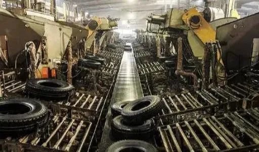 并對(duì)新建煤電、煉化、鋼鐵、焦化、水泥(含熟料和粉磨站)及輪胎項(xiàng)目，實(shí)施提級(jí)審批，由省級(jí)核準(zhǔn)或備案