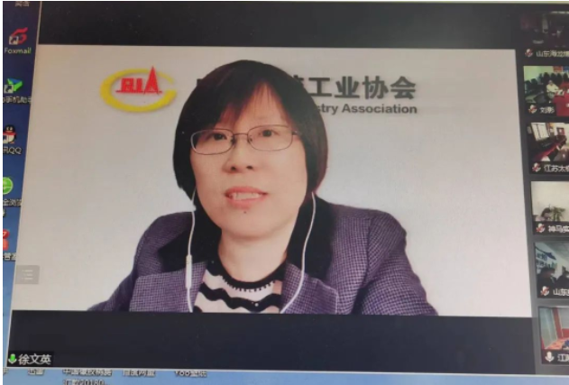 中國橡膠工業(yè)協(xié)會會長徐文英簡要介紹了輪胎行業(yè)運行情況，以及中橡協(xié)呈報國家部委的行業(yè)訴求和建議的初步反饋情況。