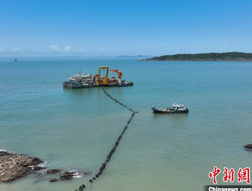 上大陳海纜鋪設(shè)?！「鸺蝺x 攝