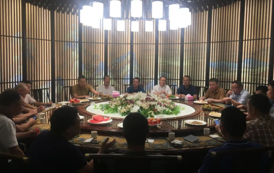 召開大中型飼料生產(chǎn)企業(yè)負責(zé)人座談會