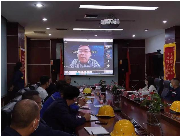 李鑫鋼教授就《煤焦油深加工分離過程強化與節(jié)能技術(shù)》進行了深入講解，具有較強的可操作性。與會企業(yè)負責(zé)人以視頻連線形式與李鑫鋼教授進行對接交流。