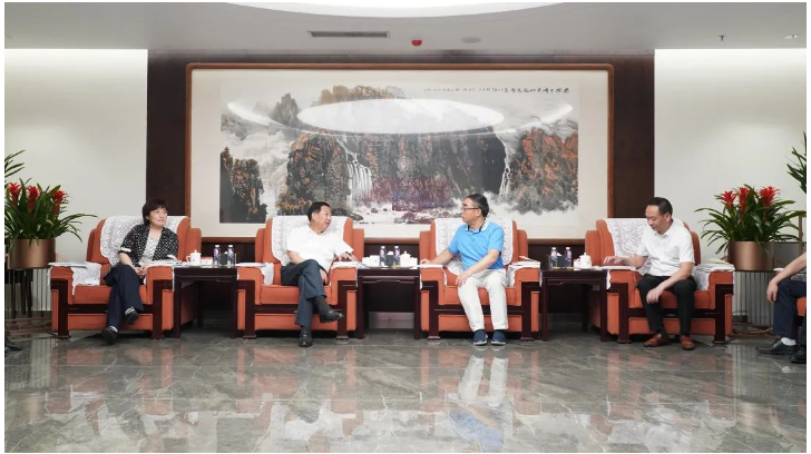 考察組對(duì)東方雨虹在科技創(chuàng)新、可持續(xù)發(fā)展方面給予充分肯定。