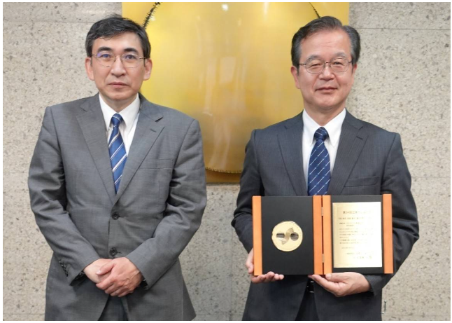 日座操從日本橡膠協(xié)會主席斎藤拓(東京農(nóng)業(yè)和技術(shù)大學(xué)教授)(左)手中接過表彰獎(jiǎng)牌 日座操從日本橡膠協(xié)會主席斎藤拓(東京農(nóng)業(yè)和技術(shù)大學(xué)教授)(左)手中接過表彰獎(jiǎng)牌
