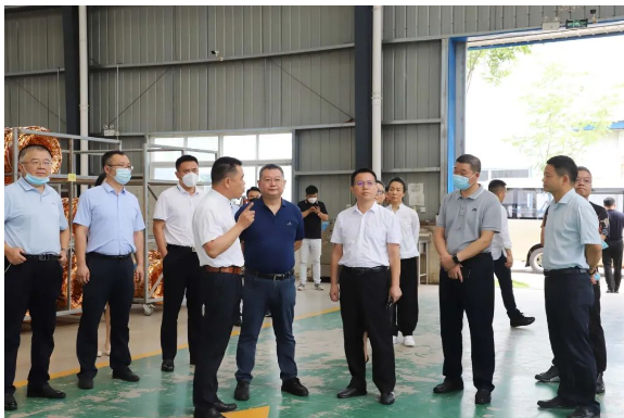 河南省狼牌輪胎科技有限公司董事長熊國武迎接考察團(tuán)人員及相關(guān)政府領(lǐng)導(dǎo)，并介紹了狼牌輪胎企業(yè)發(fā)展情況。