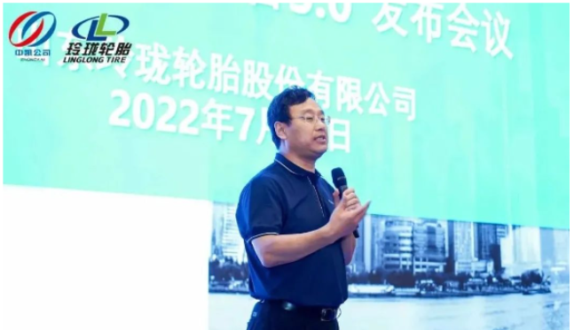 王鋒現場分享了玲瓏輪胎的發(fā)展成果，同與會代表共商“廠商店”融合發(fā)展新舉措、新方式?！吨袊鹉z》雜志了解到，玲瓏輪胎與中凱的合作由來已久。