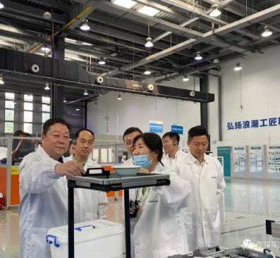王耀一行受浪潮集團(tuán)執(zhí)行總裁、總工程師、浪潮云董事長、浪潮工業(yè)互聯(lián)網(wǎng)董事長肖雪邀請，來到浪潮集團(tuán)進(jìn)行參觀、座談