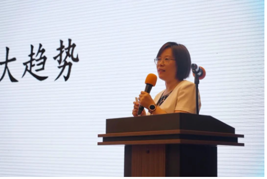 中國橡膠工業(yè)協(xié)會會長徐文英，分享了“雙碳”及疫情背景下橡膠行業(yè)的發(fā)展現(xiàn)狀及展望。
