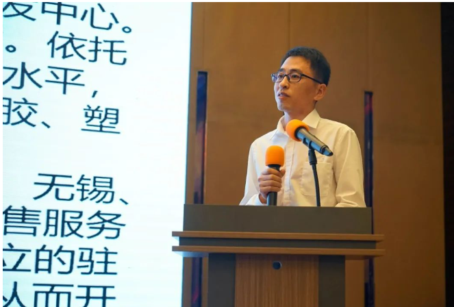 大連第二橡塑機(jī)械有限公司副總經(jīng)理程遠(yuǎn)升，作了題為《提升中的混煉技術(shù)——無裂紋合金與自動混煉》的報(bào)告。
