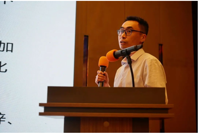 　科邁化工股份有限公司高級經(jīng)理張建瑞，介紹了一種新型綠色環(huán)保型超鋅活性劑。