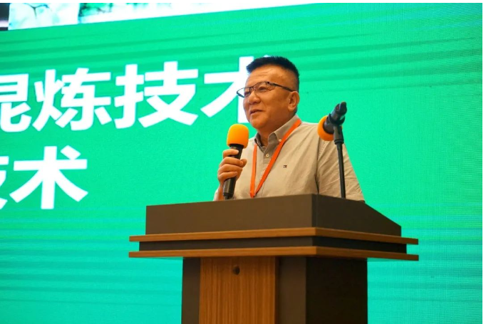 勐臘縣曼莊橡膠有限公司董事長張朝明，分享了天然橡膠/白炭黑濕法混煉技術(shù)。