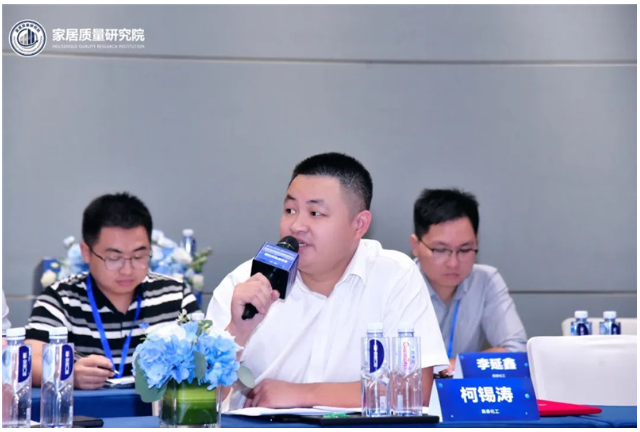 密封膠作為門窗輔材之一，主要用于窗框與玻璃的接縫密封、門窗框與內(nèi)外墻體的接縫密封，對于門窗的水密性、氣密性、保溫隔音性能等方面起到關(guān)鍵作用