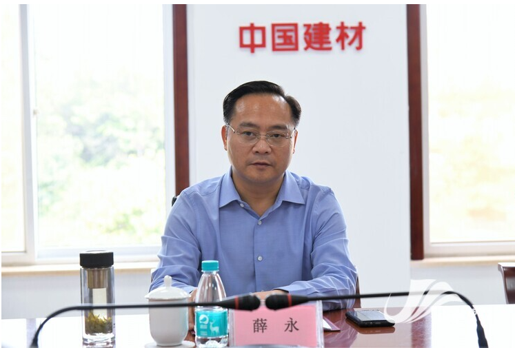 薛永鼓勵(lì)企業(yè)抓住市場(chǎng)機(jī)遇，抓好生產(chǎn)經(jīng)營(yíng)，快馬加鞭、只爭(zhēng)朝夕，加快發(fā)展壯大。同時(shí)，針對(duì)外地貨物運(yùn)輸車輛，要嚴(yán)格落實(shí)疫情防控各項(xiàng)措施，確保生產(chǎn)安全穩(wěn)定。屬地及有關(guān)部門要做好項(xiàng)目跟蹤服務(wù)，全力推動(dòng)項(xiàng)目二期早建成早投產(chǎn)早達(dá)效。