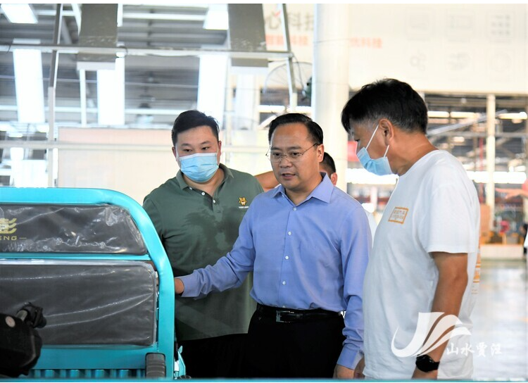 　在江蘇金彭車業(yè)有限公司生產(chǎn)車間，工人們緊張忙碌，多條生產(chǎn)線加速運(yùn)轉(zhuǎn)，一派忙碌的生產(chǎn)景象。