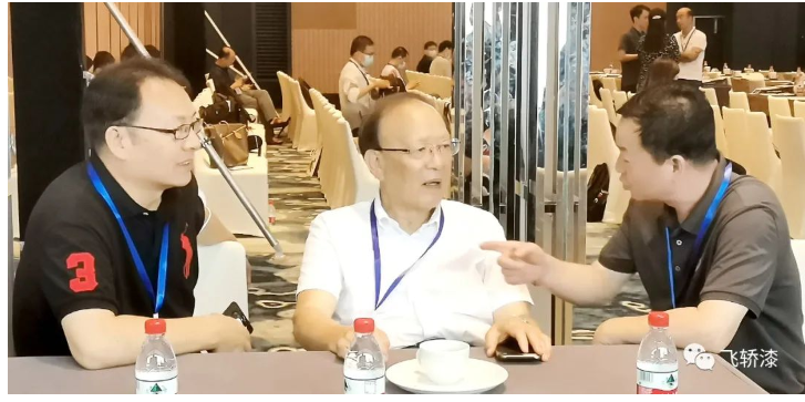 　圍繞參與浙江新材料科創(chuàng)高地建設(shè)和打造飛轎漆高端技術(shù)品牌，寧波涂協(xié)副會(huì)長(zhǎng)單位浙江尚品飛轎制漆有限公司創(chuàng)始人薛瑞宣向薛群基匯報(bào)了飛轎漆最新科研應(yīng)用成果“石墨烯金鋼水漆”，不僅實(shí)現(xiàn)“鋼”上零碳，還為鋼鐵穿上了“金鋼衣”，并邀請(qǐng)薛群基院士下步到訪飛轎公司進(jìn)行現(xiàn)場(chǎng)參觀指導(dǎo)。