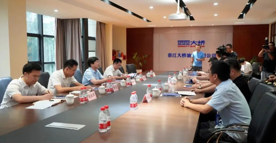 湖州市市委常委、組織部部長徐仲儀一行蒞臨大橋油漆調(diào)研工作
