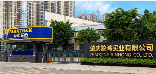 肇慶駿鴻實業(yè)有限公司成立于2006年，位于廣東省肇慶高新區(qū)，員工人數(shù)超1000人，集半鋼子午線輪胎研發(fā)、制造、銷售和服務于一身，為福田、東風小康、力帆、福迪、眾泰等多家汽車生產(chǎn)廠商提供(或曾經(jīng)提供)輪胎配套。