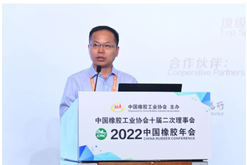 會(huì)議發(fā)布了“2022年度中國(guó)橡膠工業(yè)百?gòu)?qiáng)企業(yè)、誠(chéng)信輪胎經(jīng)銷(xiāo)商、誠(chéng)信橡膠貿(mào)易商和誠(chéng)信橡膠產(chǎn)業(yè)服務(wù)商”名單：