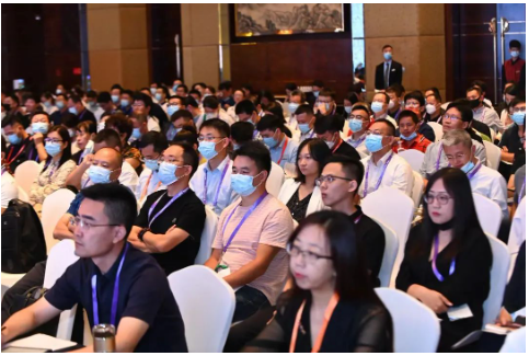 行業(yè)現(xiàn)階段的熱點(diǎn)，一是輪胎制造水平正在提高;二是乘用車(chē)銷(xiāo)量持續(xù)回升，自有品牌市場(chǎng)占比達(dá)到47.2%，新能源汽車(chē)銷(xiāo)量增長(zhǎng)1.2倍;三是以智能制造為引領(lǐng)，更多新技術(shù)將會(huì)應(yīng)用于輪胎生產(chǎn)領(lǐng)域;四是以石油和煤炭為代表的化石有機(jī)物為原料的輪胎用原材料將持續(xù)價(jià)高量少;五是新能源汽車(chē)大幅增加帶來(lái)新機(jī)遇;六是中國(guó)輪胎總產(chǎn)能過(guò)剩將加劇，淘汰落后產(chǎn)能勢(shì)在必行。PART7上半年橡膠行業(yè)經(jīng)濟(jì)運(yùn)行情況