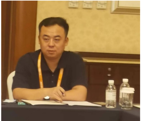 中橡協(xié)橡膠助劑專業(yè)委員會秘書長王延棟出主持會議，并通報了2022年1~7月橡膠助劑行業(yè)經(jīng)濟運行情況，對下半年工作作了安排。