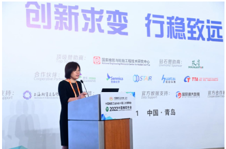 　中國橡膠工業(yè)協(xié)會會長徐文英在會上作主題為“面對挑戰(zhàn) 勇于擔(dān)當 一起努力向未來”的報告，匯報2022年以來中國橡膠工業(yè)協(xié)會工作并介紹下階段工作計劃。