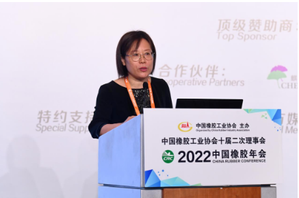 　徐文英在致辭中表示，協(xié)會的一項重要工作，就是搭建一個好的平臺，來讓大家相互的認識，相互的溝通，這次會議邀請到了許多重量級嘉賓，要在兩天分六大板塊進行知識分享。相信通過協(xié)會搭建的平臺，大家都能收獲滿滿，希望各位每一天都活在幸福中，不要害怕困難，因為信心比黃金還重要。