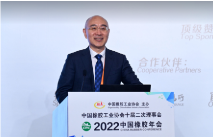 陳克正代表青島科技大學(xué)對本次會議的召開表示祝賀。他介紹稱，青島科技大學(xué)72年的發(fā)展歷史，是一部圍繞橡膠、研究橡膠、發(fā)展橡膠，與中國橡膠工業(yè)相互成就的歷史。學(xué)校形成了厚植橡膠基礎(chǔ)、突出橡膠核心、集聚橡膠媒介的三大辦學(xué)特色。