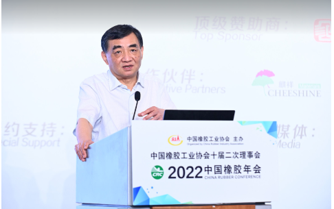 中國橡膠工業(yè)協(xié)會高級副會長、中策橡膠集團股份有限公司董事長沈金榮，深度分析了2022年中國橡膠行業(yè)形勢，并就行業(yè)面臨的難點、熱點問題向與會者分享自己的觀點。