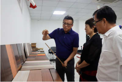 孫蓮英會(huì)長一行還參觀了水性工業(yè)漆的研發(fā)和應(yīng)用測試等實(shí)驗(yàn)室，在展示區(qū)，了解軌道交通涂料色漿、工程機(jī)械涂料色漿、集裝箱涂料色漿等水性工業(yè)涂料色漿的應(yīng)用場景。
