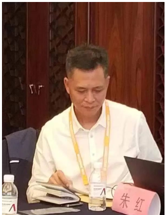 中橡協(xié)副秘書長(zhǎng)、技經(jīng)委主任朱紅受邀，在會(huì)議上作了《 “雙碳”政策對(duì)輪胎行業(yè)發(fā)展影響及對(duì)策》的報(bào)告。朱紅圍繞中國(guó)碳排放現(xiàn)狀以及相關(guān)政策，實(shí)現(xiàn)碳達(dá)峰的路徑及應(yīng)對(duì)措施等方面，進(jìn)行了解讀和分享，并就企業(yè)提出的問題做了現(xiàn)場(chǎng)答疑。
