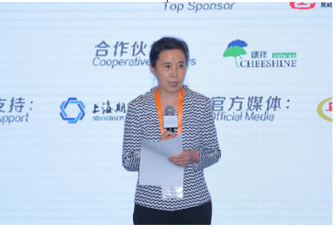 中國橡膠工業(yè)協(xié)會技術經(jīng)濟委員會副主任趙冬梅主持了“綠色發(fā)展”論壇。