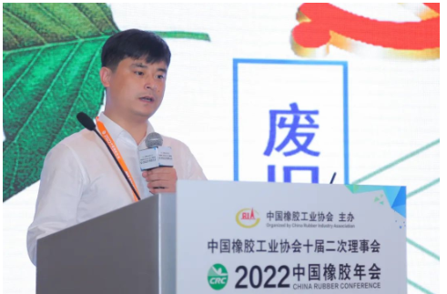 南京綠金人橡塑高科有限公司總經(jīng)理史金煒作了《廢輪胎綠色資源化再利用技術研發(fā)及其產(chǎn)業(yè)化》的報告。