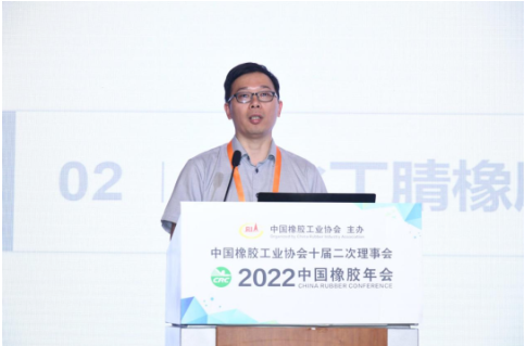    青島科技大學(xué)高分子學(xué)院教授、山東省烯烴催化與聚合重點(diǎn)實(shí)驗(yàn)室副主任王輝，分享了高性能特種橡膠“氫化丁腈橡膠”的關(guān)鍵核心技術(shù)突破與產(chǎn)業(yè)化應(yīng)用相關(guān)內(nèi)容。